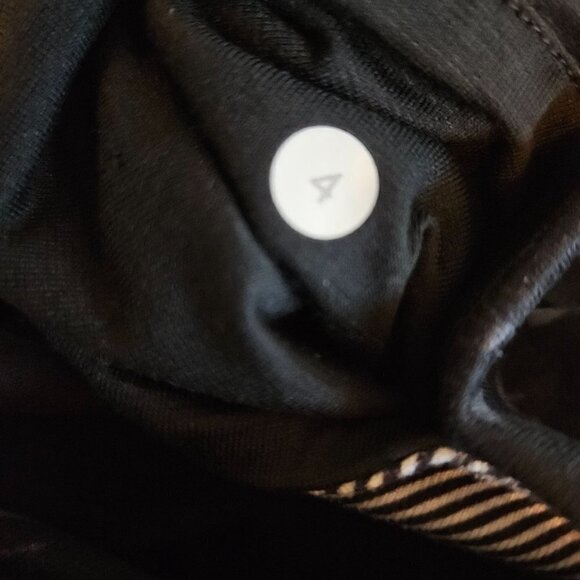 Lululemon Tadasana Slit Cropped Black Pants Athletic Capris Size 4 - Picture 8 of 8